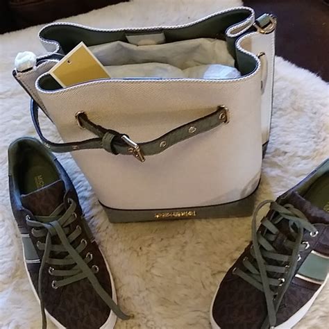 michael kors amelia small bucket bag|Nwt.Michael Michael kors Amelia army green small bucket bag..